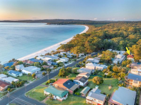Sandals at the Bay Upstairs sleeps 6 Hyams Beach